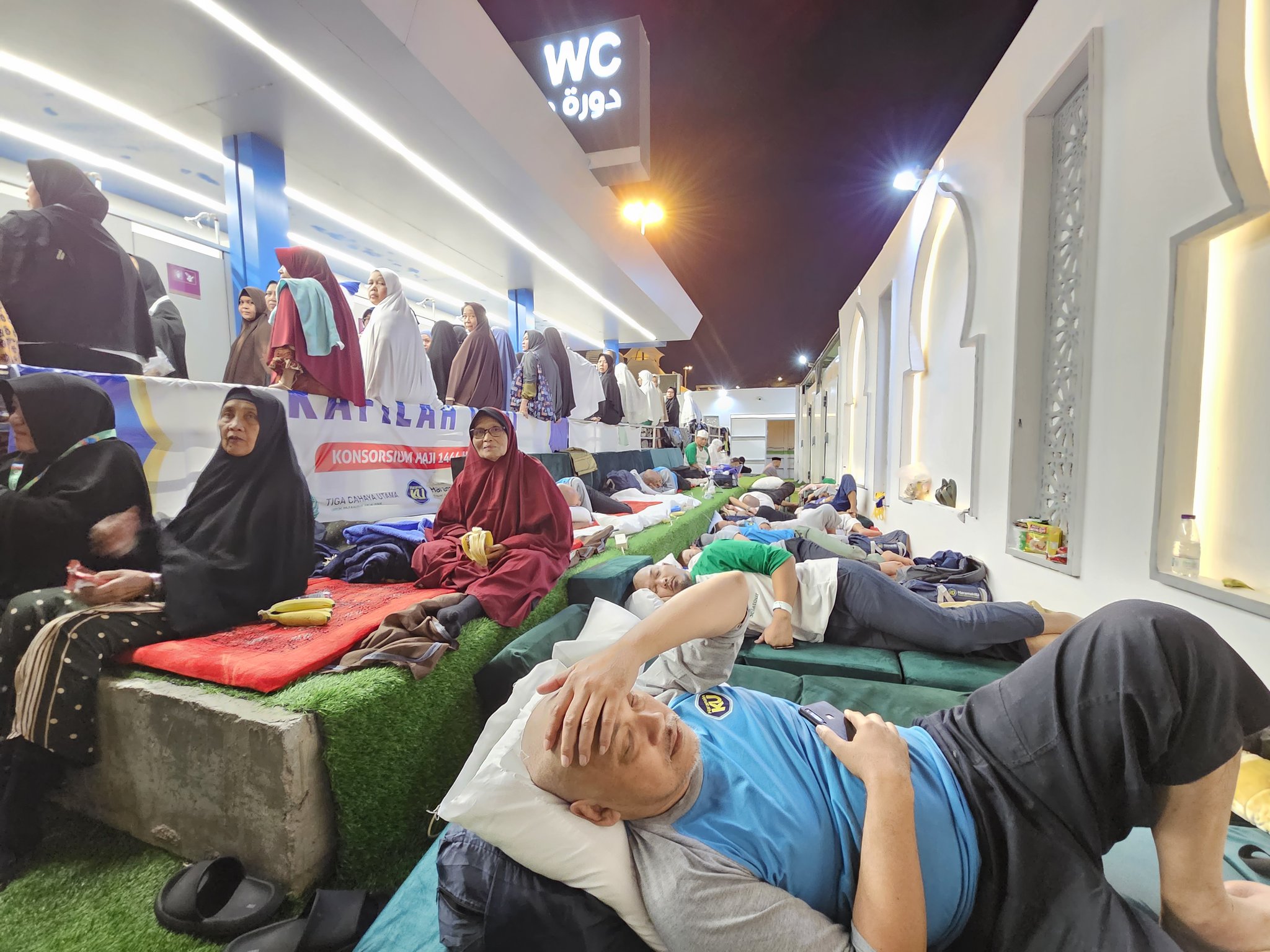 FOTO: Astagfirullah! Jemaah Haji Terlantar FOTO: Astagfirullah! Jemaah Haji Terlantar