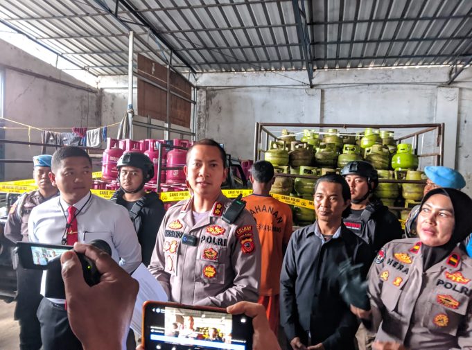 Polisi Grebek Gudang Oplosan Gas Elpiji di Karawang Polisi Grebek Gudang Oplosan Gas Elpiji di Karawang