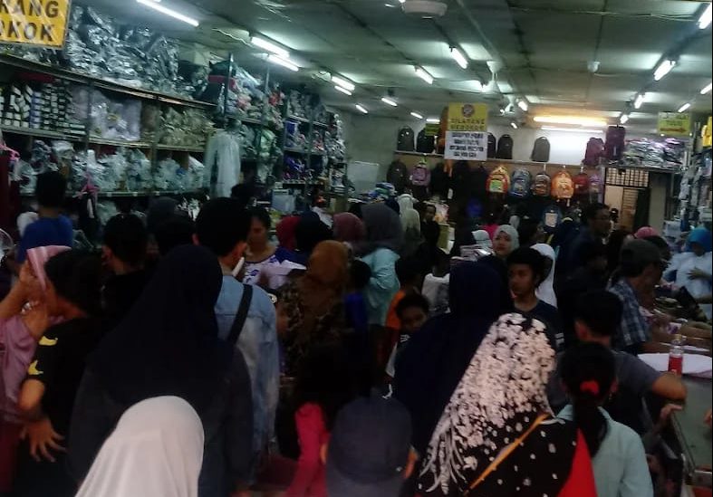 Pasar Tradisional Kebayoran Lama Diserbu Pembeli Seragam Sekolah Pasar Tradisional Kebayoran Lama Diserbu Pembeli Seragam Sekolah