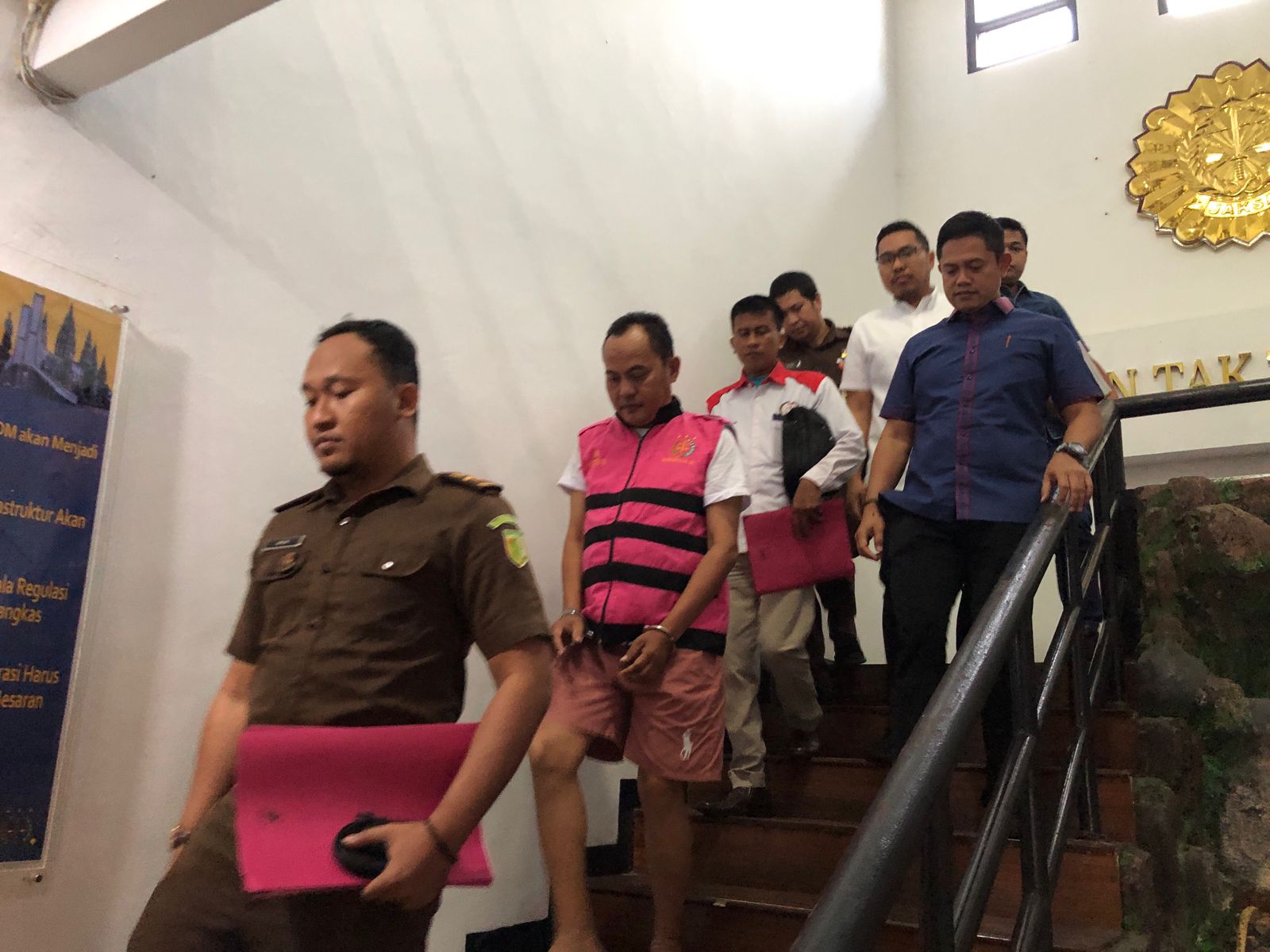 Kejari Kabupaten Bekasi Tahan Oknum ASN yang Sunat Dana Rutilahu Kejari Kabupaten Bekasi Tahan Oknum ASN yang Sunat Dana Rutilahu
