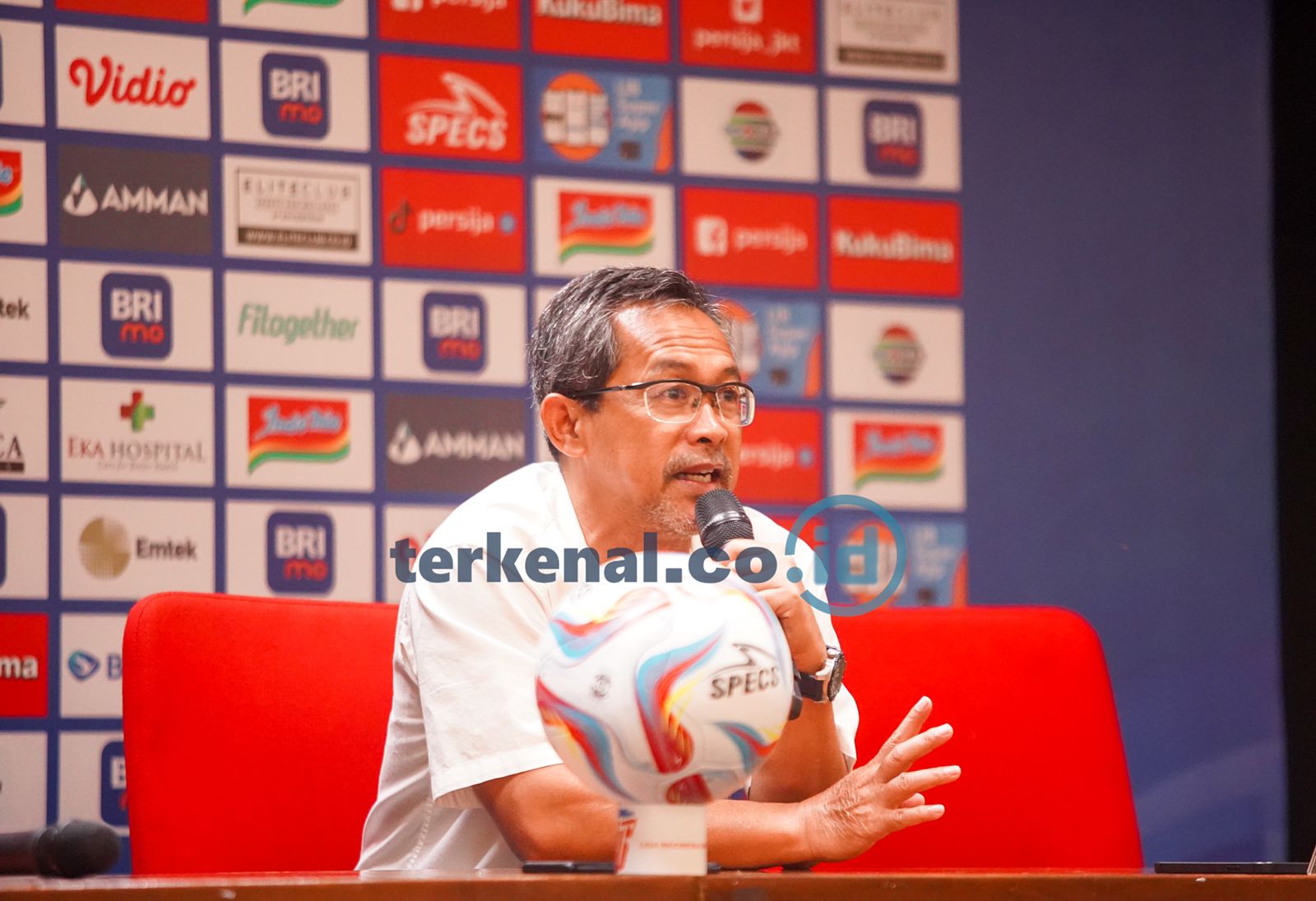 Pelatih Persebaya Surabaya Aji Santoso Soroti Kinerja Wasit Saat Lawan Persija Jakarta Pelatih Persebaya Surabaya Aji Santoso Soroti Kinerja Wasit Saat Lawan Persija Jakarta