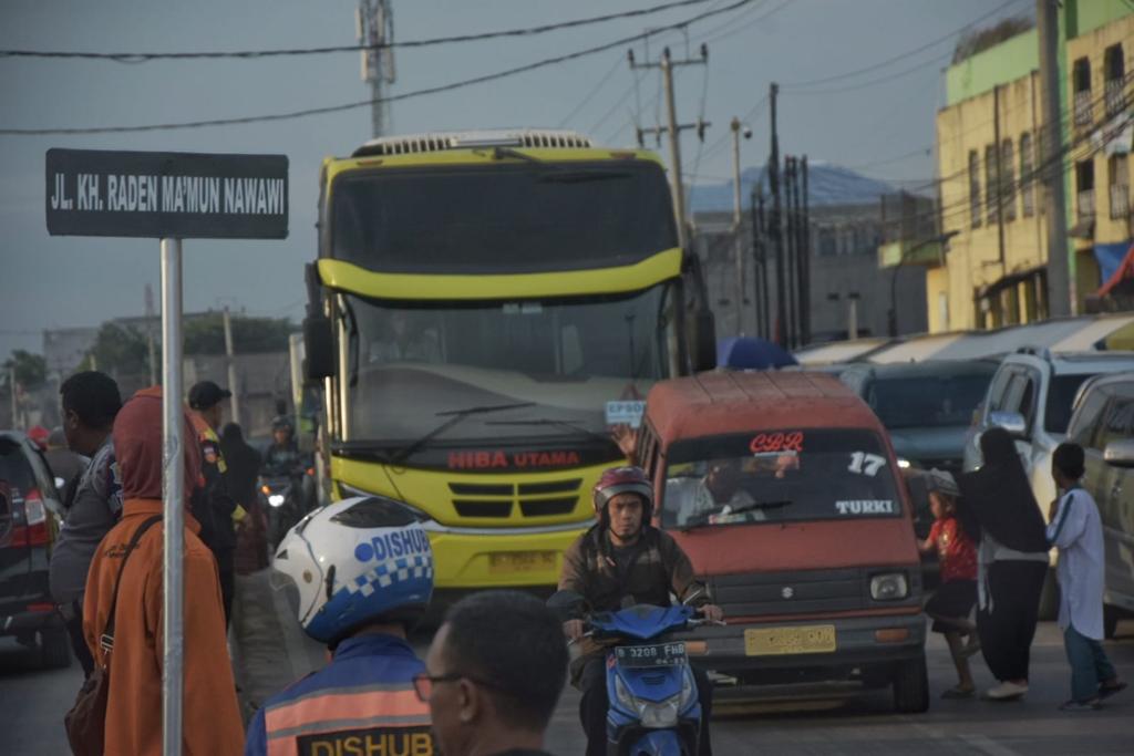 Jalanan di Cikarang Kabupaten Bekasi Macet, Ini Sebabnya! Jalanan di Cikarang Kabupaten Bekasi Macet, Ini Sebabnya!