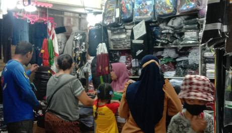 Penjual Seragam Sekolah di Pasar Bekasi Optimis Mampu Bersaing dengan Toko Online Penjual Seragam Sekolah di Pasar Bekasi Optimis Mampu Bersaing dengan Toko Online
