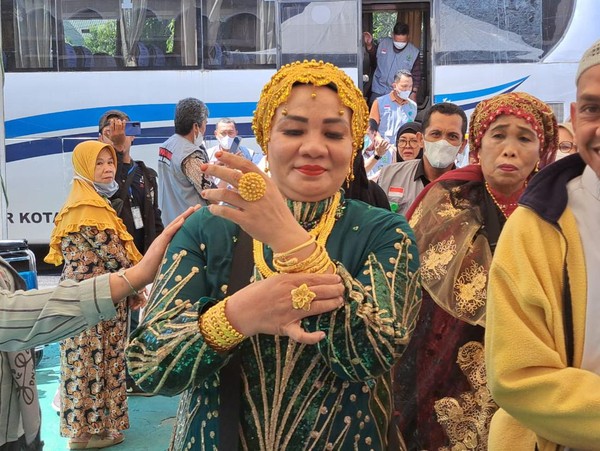 Jemaah Haji yang Pamer Emas di Bandara Sultan Hasanuddin Makassar Diperiksa Bea Cukai Jemaah Haji yang Pamer Emas di Bandara Sultan Hasanuddin Makassar Diperiksa Bea Cukai