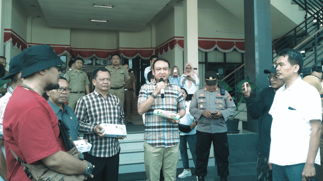 Warga Brebes Gelar Aksi Unjuk Rasa Terkait Pernyataan Ketua DPRD DKI Jakarta 1 20230814 145447 0001