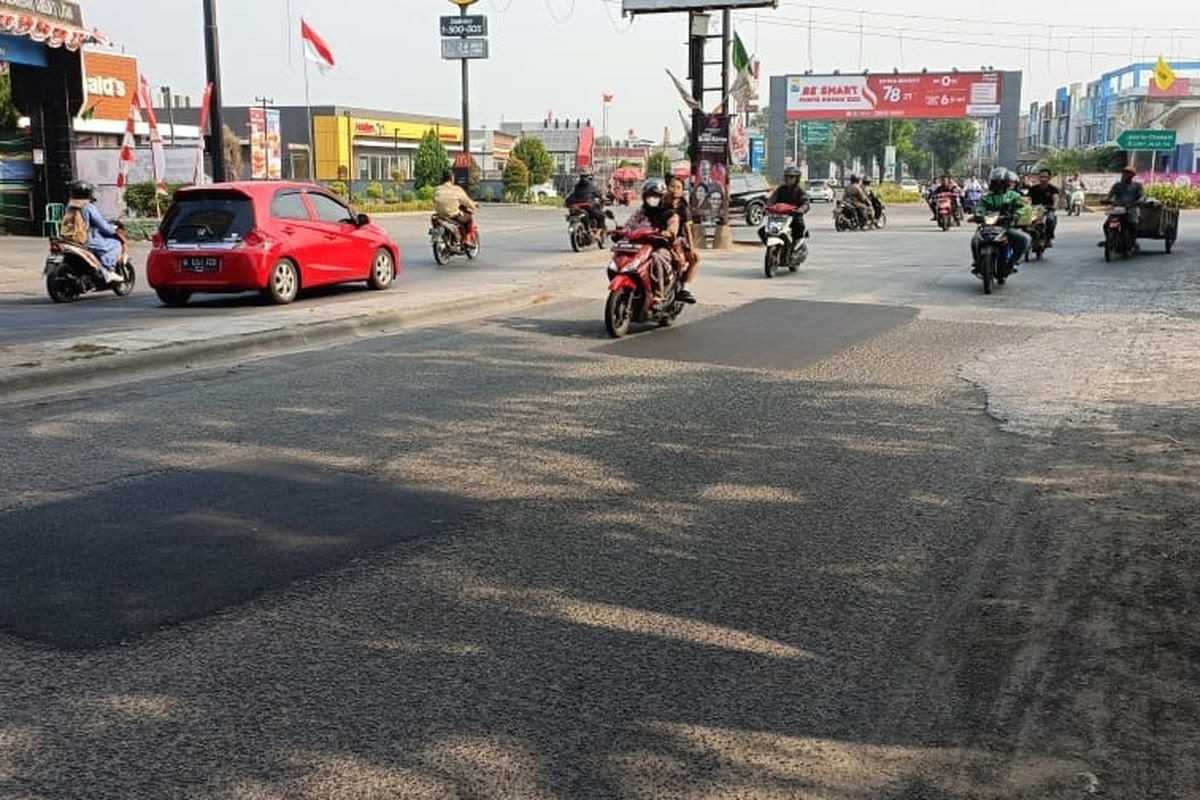 Keren! Konten Kreator di Bekasi Perbaiki Jalan Rusak Penuh Lubang Keren! Konten Kreator di Bekasi Perbaiki Jalan Rusak Penuh Lubang