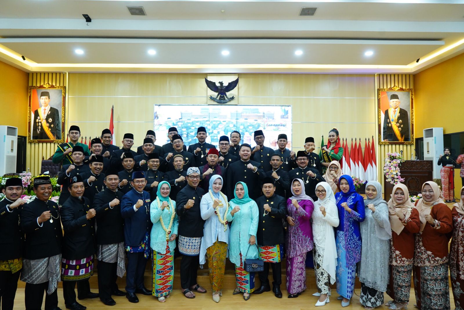 Usai Hadiri Rapat Paripurna Tasyakuran Hari Jadi ke-73 Kabupaten Bekasi, Ridwan Kamil Pamit Undur Diri Usai Hadiri Rapat Paripurna Tasyakuran Hari Jadi ke-73 Kabupaten Bekasi, Ridwan Kamil Pamit Undur Diri