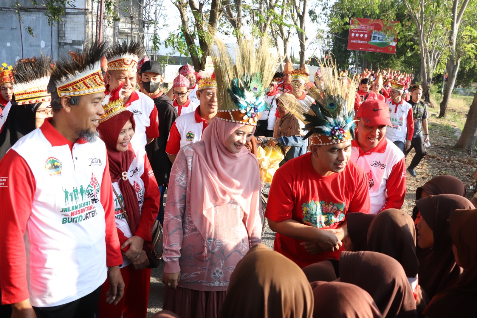 Gelar Jalan Sehat Nusantara Kenakan Penutup Kepala Khas Daerah, Jawa Tengah Raih Rekor MURI Gelar Jalan Sehat Nusantara Kenakan Penutup Kepala Khas Daerah, Jawa Tengah Raih Rekor MURI