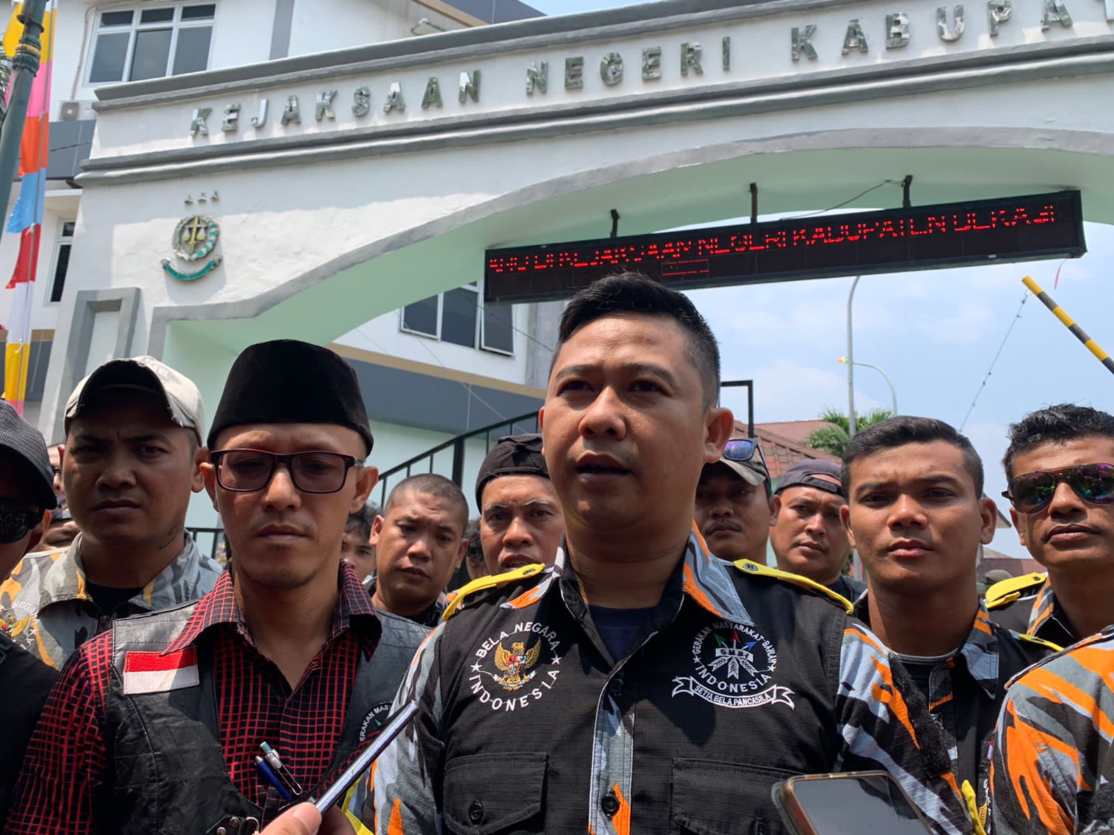 Ratusan Massa Aksi GMBI Bekasi Gruduk Kantor Kejari Usut Dugaan Gratifikasi Oknum Pimpinan DPRD Ratusan Massa Aksi GMBI Bekasi Gruduk Kantor Kejari Usut Dugaan Gratifikasi Oknum Pimpinan DPRD
