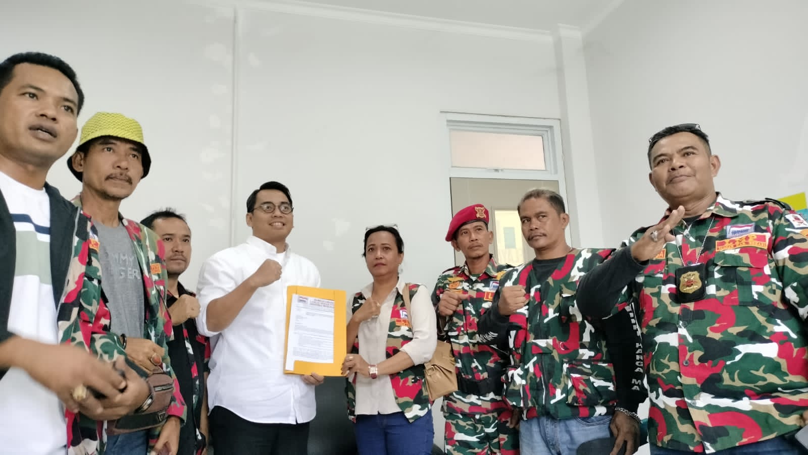 Usut Dugaan Korpusi Pimpinan DPRD Bekasi, Laskar Merah Putih Datangi Kejaksaan Usut Dugaan Korpusi Pimpinan DPRD Bekasi, Laskar Merah Putih Datangi Kejaksaan