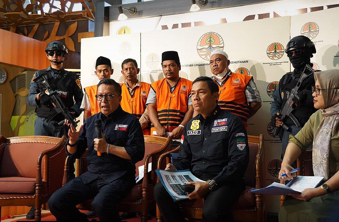KLHK Tetapkan 4 Orang Tersangka dalam Kasus Pembakaran Limbah Elektronik KLHK Tetapkan 4 Orang Tersangka dalam Kasus Pembakaran Limbah Elektronik
