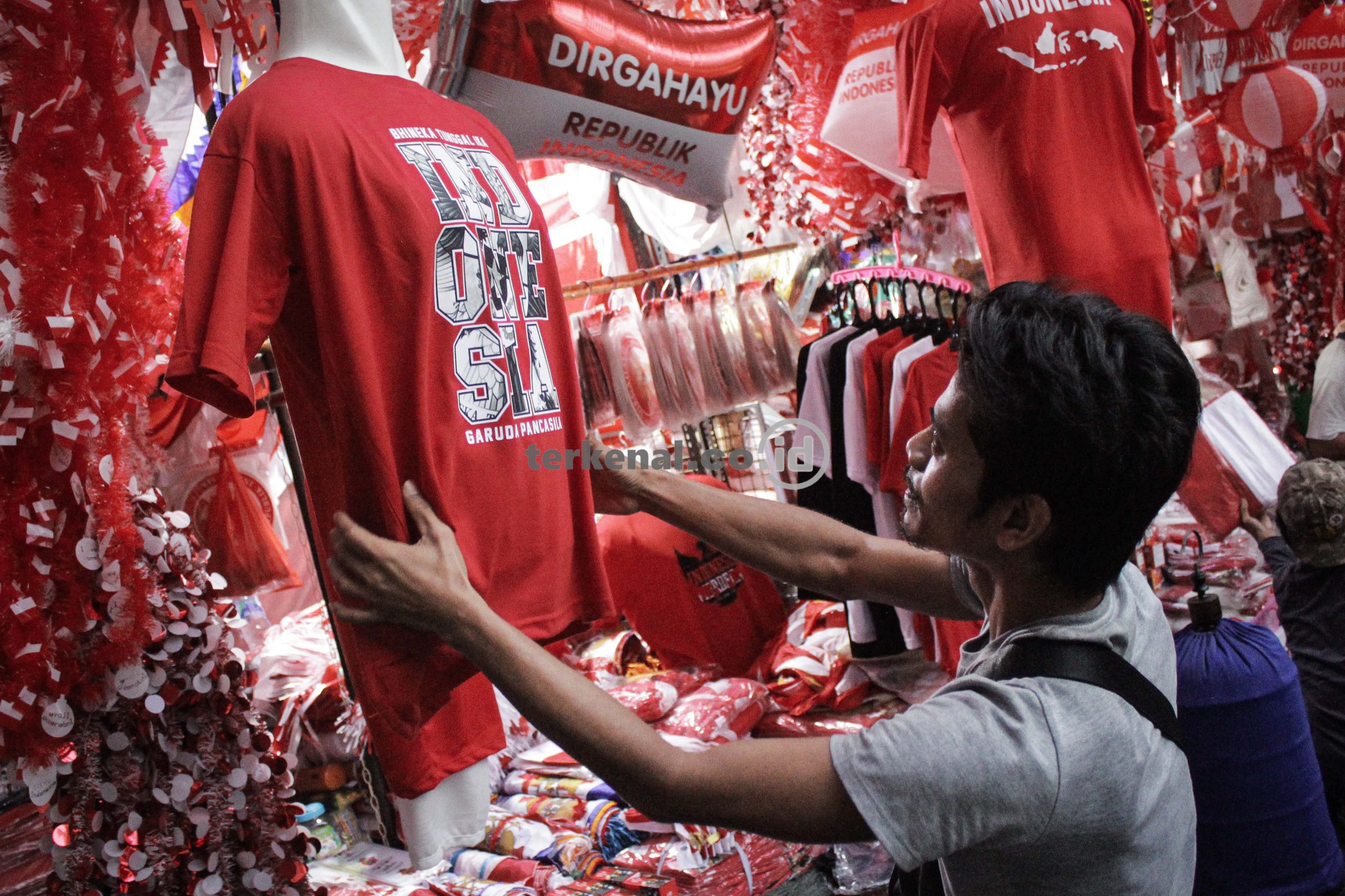 FOTO: Jelang Hari Kemerdekaan RI Pedagang Aksesoris Diserbu Warga FOTO: Jelang Hari Kemerdekaan RI Pedagang Aksesoris Diserbu Warga
