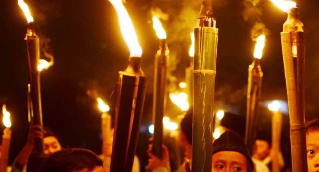 PJU Mati, Ratusan Warga Palabuhanratu Sukabumi Pasang Obor di Pinggir Jalan PJU Mati, Ratusan Warga Palabuhanratu Sukabumi Pasang Obor di Pinggir Jalan