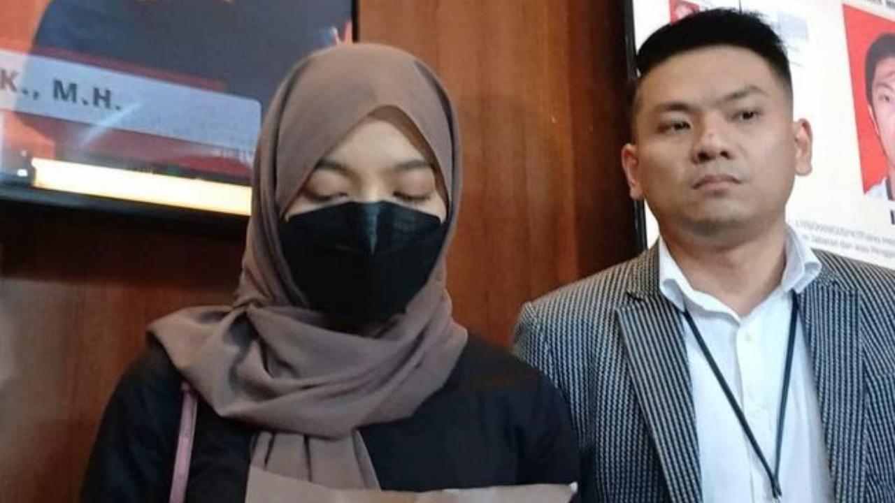 Aparat Kepolisian Akan Periksa Pria di Konten Viral Selebgram Oklin Fia Jilat Es Krim dengan Gestur Mesum Aparat Kepolisian Akan Periksa Pria di Konten Viral Selebgram Oklin Fia Jilat Es Krim dengan Gestur Mesum