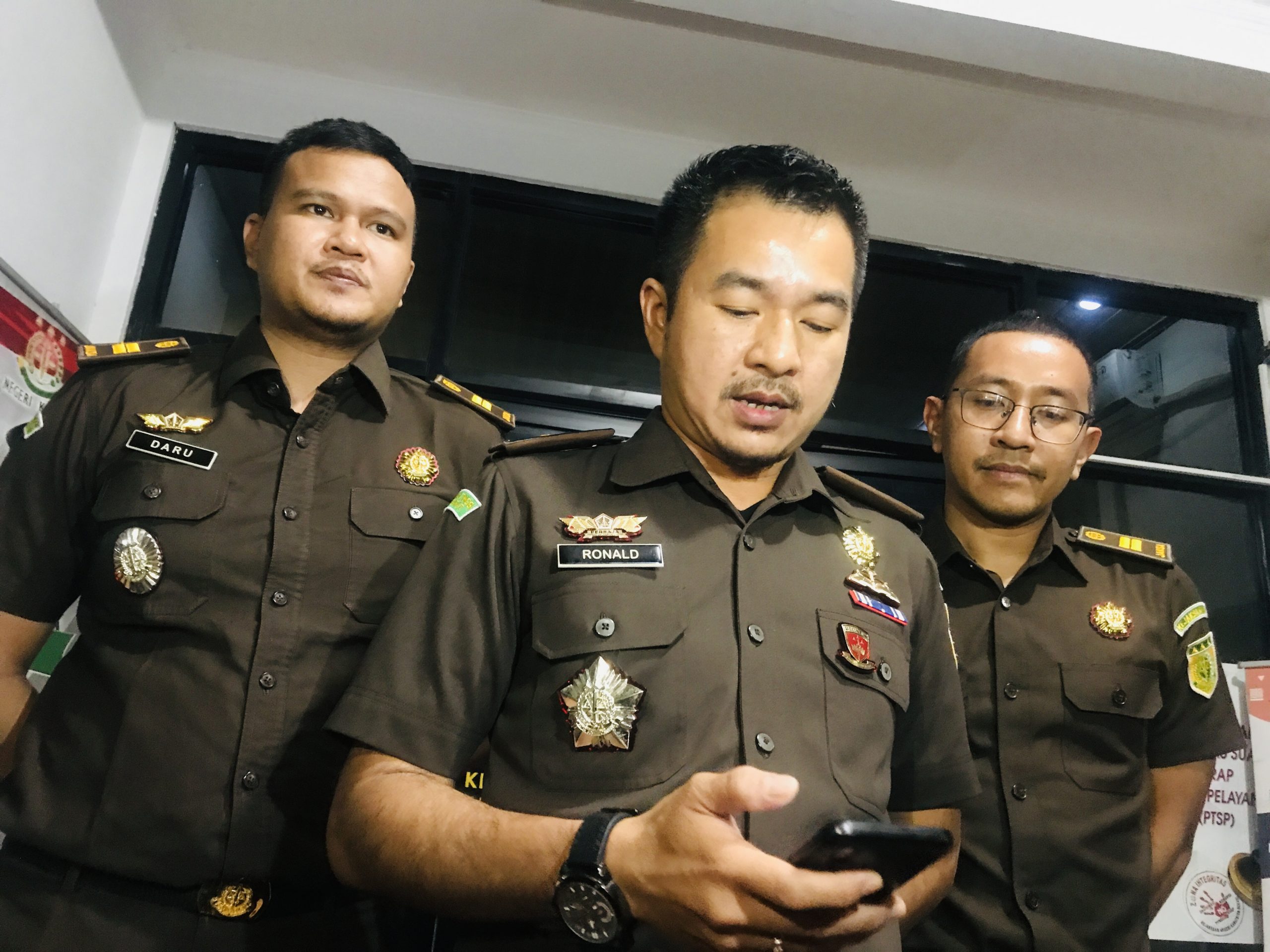 Oknum Pimpinan DPRD Resmi Diperiksa, Kejari Kabupaten Bekasi Cecar 36 Pertanyaan Oknum Pimpinan DPRD Resmi Diperiksa, Kejari Kabupaten Bekasi Cecar 36 Pertanyaan