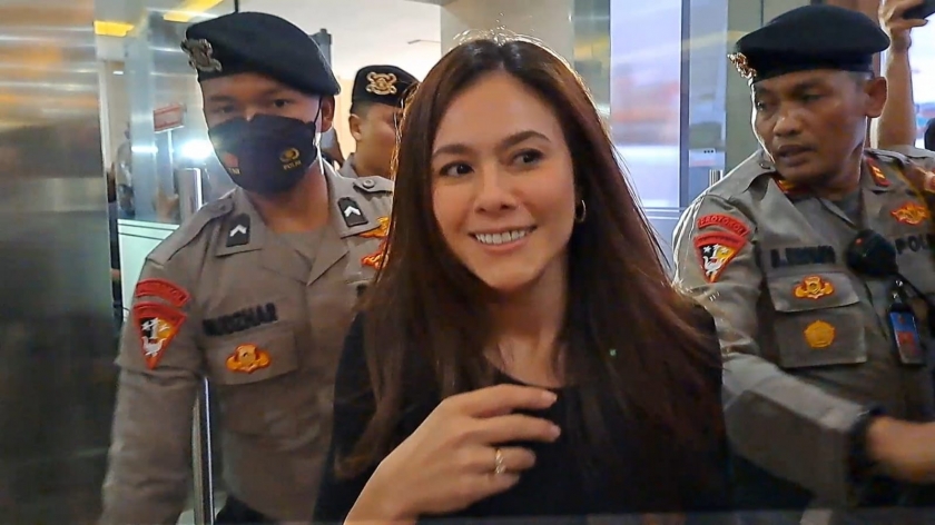 Wulan Guritno Tiba di Bareskrim Polri Untuk Beri Klarifikasi Atas Dugaan Promosi Konten Judi Online Wulan Guritno Tiba di Bareskrim Polri Untuk Beri Klarifikasi Atas Dugaan Promosi Konten Judi Online