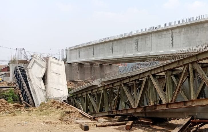 Proyek Pembangunan Konstruksi Jembatan di Cikarang Ambruk 2 Orang Luka-luka Proyek Pembangunan Konstruksi Jembatan di Cikarang Ambruk 2 Orang Luka-luka