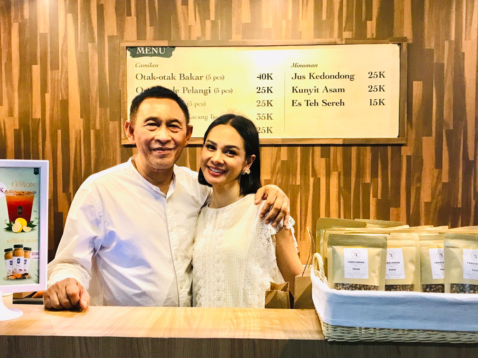 Keren! Musisi Andien Aisyah Bangga Sang Ayah Jualan Otak-otak Lezat di Jakarta Keren! Musisi Andien Aisyah Bangga Sang Ayah Jualan Otak-otak Lezat di Jakarta