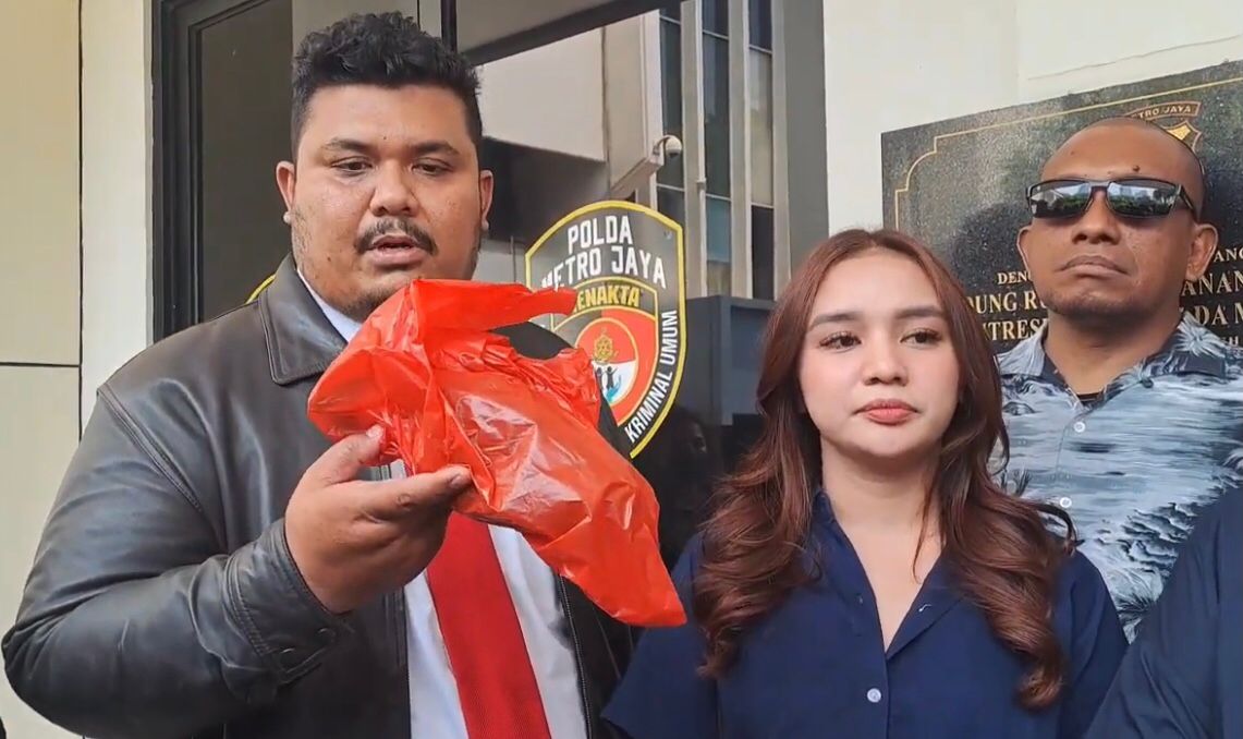 Penuhi Panggilan Polisi, Regi Nazlah Bawa Bukti Sepatu Hingga Saksi Penuhi Panggilan Polisi, Regi Nazlah Bawa Bukti Sepatu Hingga Saksi