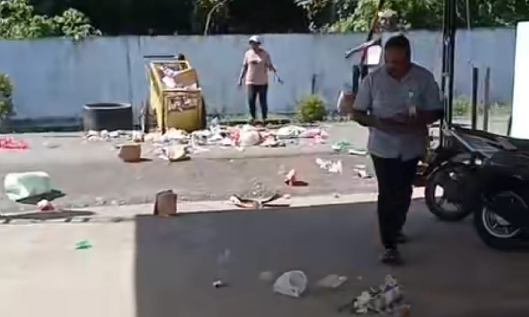 Waduh! Cleaning Service RSUD Piru Hamburkan Sampah di Halaman Rumah Sakit Waduh! Cleaning Service RSUD Piru Hamburkan Sampah di Halaman Rumah Sakit