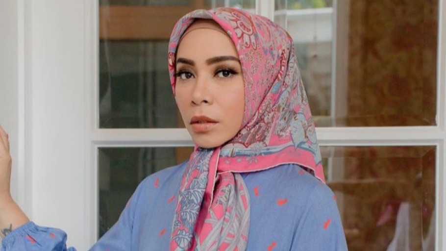 Kasus 15 Tahun Lalu Kembali Menyeruak, Melly Goeslaw Diduga Selingkuh dengan Oknum Polisi Kasus 15 Tahun Lalu Kembali Menyeruak, Melly Goeslaw Diduga Selingkuh dengan Oknum Polisi