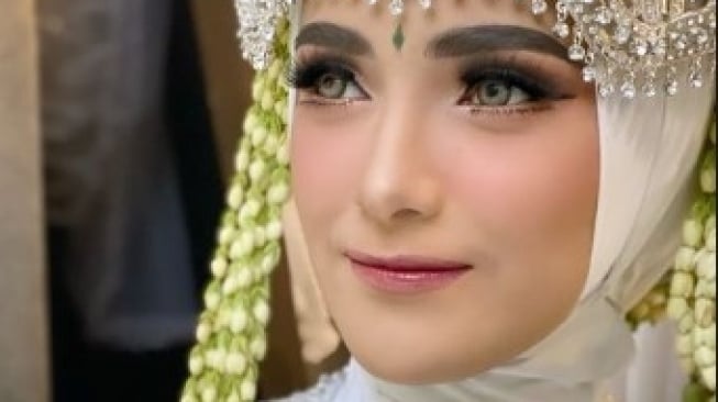 Sah! Nadya Mustika Menikah dengan Adik Ipar Larissa Chou Sah! Nadya Mustika Menikah dengan Adik Ipar Larissa Chou
