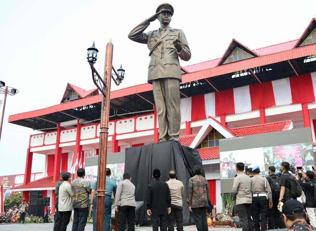 Kapolri Jenderal Listyo Sigit Prabowo Resmikan Monumen Jenderal Hoegeng di Kota Pekalongan Kapolri Jenderal Listyo Sigit Prabowo Resmikan Monumen Jenderal Hoegeng di Kota Pekalongan