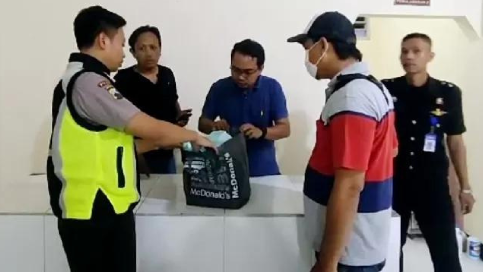 Heboh! Siswa Madrasah di Kabupaten Brebes Temukan Jasad Bayi Didepan TPU Pesantunan Heboh! Siswa Madrasah di Kabupaten Brebes Temukan Jasad Bayi Didepan TPU Pesantunan