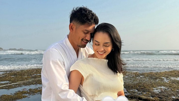Ibnu Jamil dan Ririn Ekawati Umumkan Kehamilan Anak Pertama Ibnu Jamil dan Ririn Ekawati Umumkan Kehamilan Anak Pertama