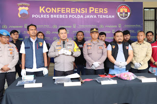 Gercep! Polres Brebes Berhasil Ungkap Kasus Pembunuhan Seorang Lansia di Kecamatan Tanjung Kurang dari 24 Jam Gercep! Polres Brebes Berhasil Ungkap Kasus Pembunuhan Seorang Lansia di Kecamatan Tanjung Kurang dari 24 Jam