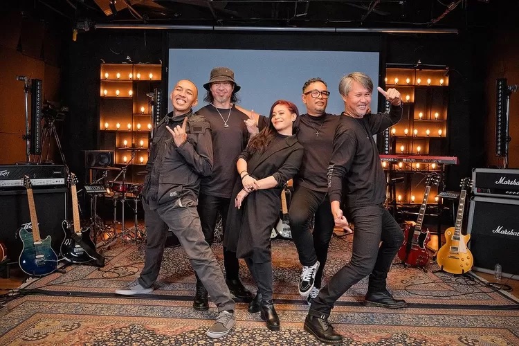 Perdana! Band Cokelat Bawakan Jingle Pemilu 2024 di Debat Cawapres Perdana! Band Cokelat Bawakan Jingle Pemilu 2024 di Debat Cawapres