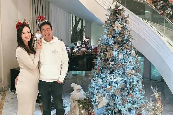 Rayakan Natal, Pamela Bowie Umumkan Kehamilan Pertamanya Rayakan Natal, Pamela Bowie Umumkan Kehamilan Pertamanya