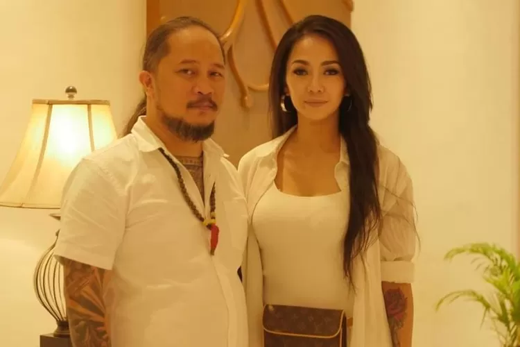 Panglima Manguni Makasiouw Andy Rompas Bersama Sang Istri Angela Hendriks Kompak Dukung Prabowo-Gibran di Pilpres 2024 Panglima Manguni Makasiouw Andy Rompas Bersama Sang Istri Angela Hendriks Kompak Dukung Prabowo-Gibran di Pilpres 2024