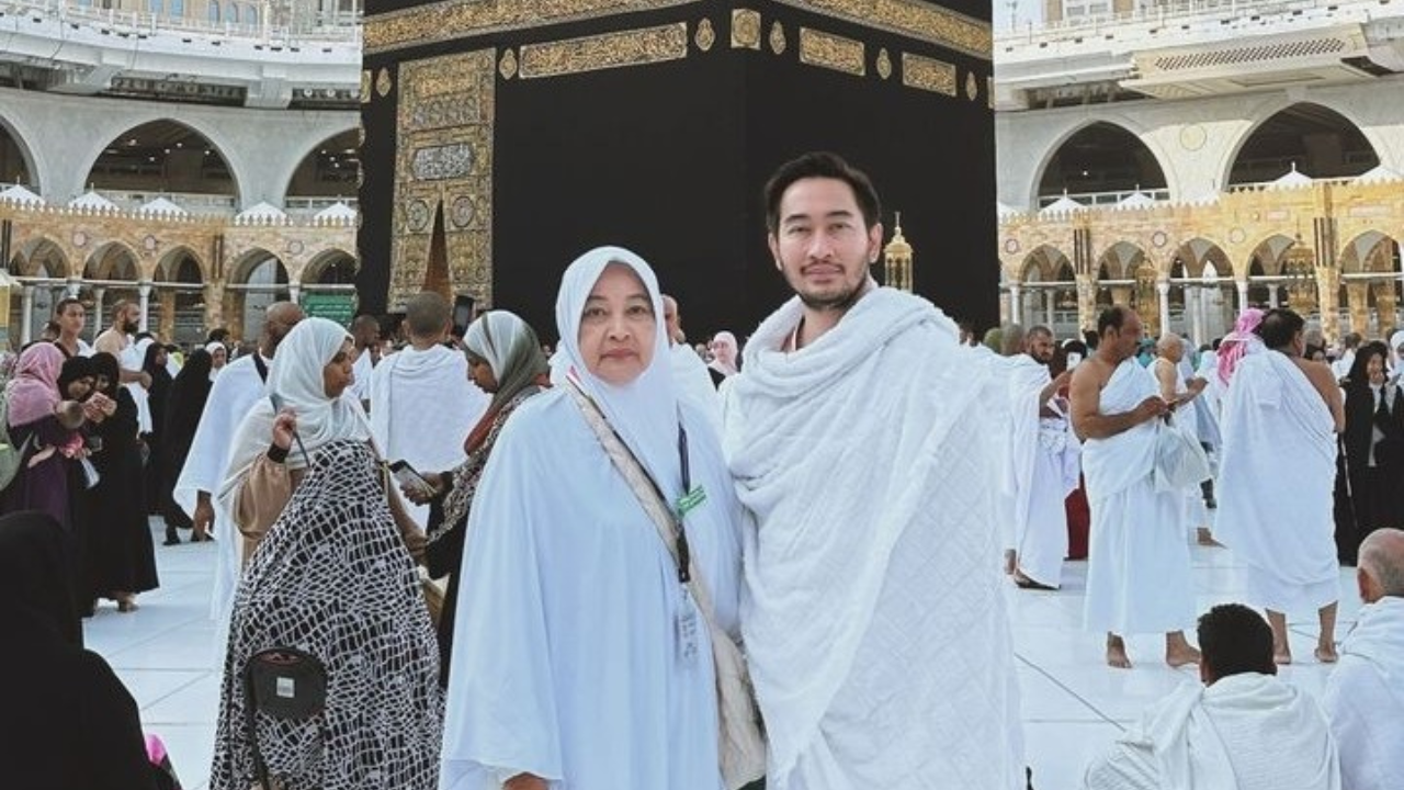 Ibunda Jeje Govinda Sempat Dirawat di Singapura Sebelum Akhirnya Meninggal Dunia Ibunda Jeje Govinda Sempat Dirawat di Singapura Sebelum Akhirnya Meninggal Dunia