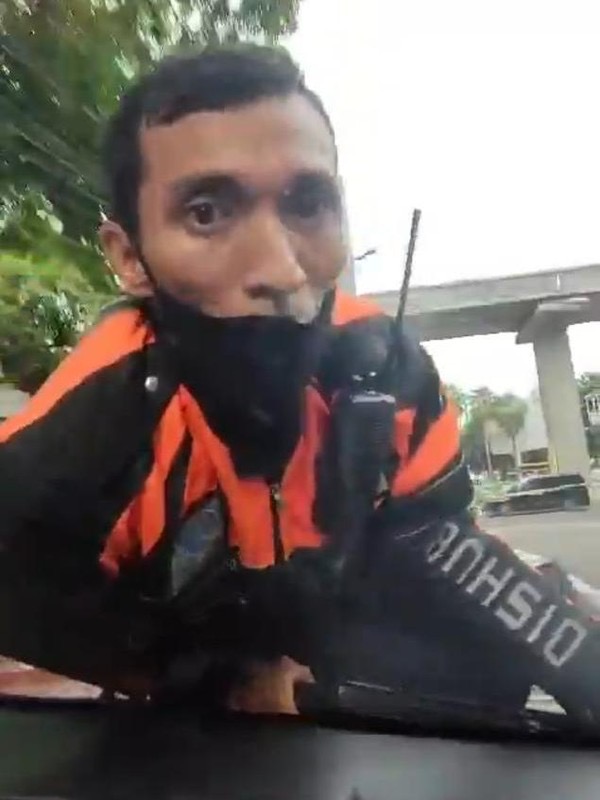 Viral! Petugas Dishub Jakarta Naik Kap Mesin Mobil saat Razia Parkir Liar Viral! Petugas Dishub Jakarta Naik Kap Mesin Mobil saat Razia Parkir Liar