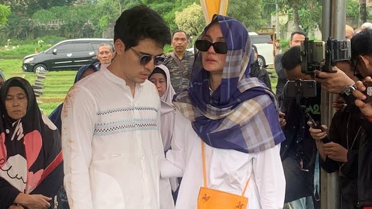 Begini Sosok Mendiang Ibunda Maxime di Mata Luna Maya Begini Sosok Mendiang Ibunda Maxime di Mata Luna Maya