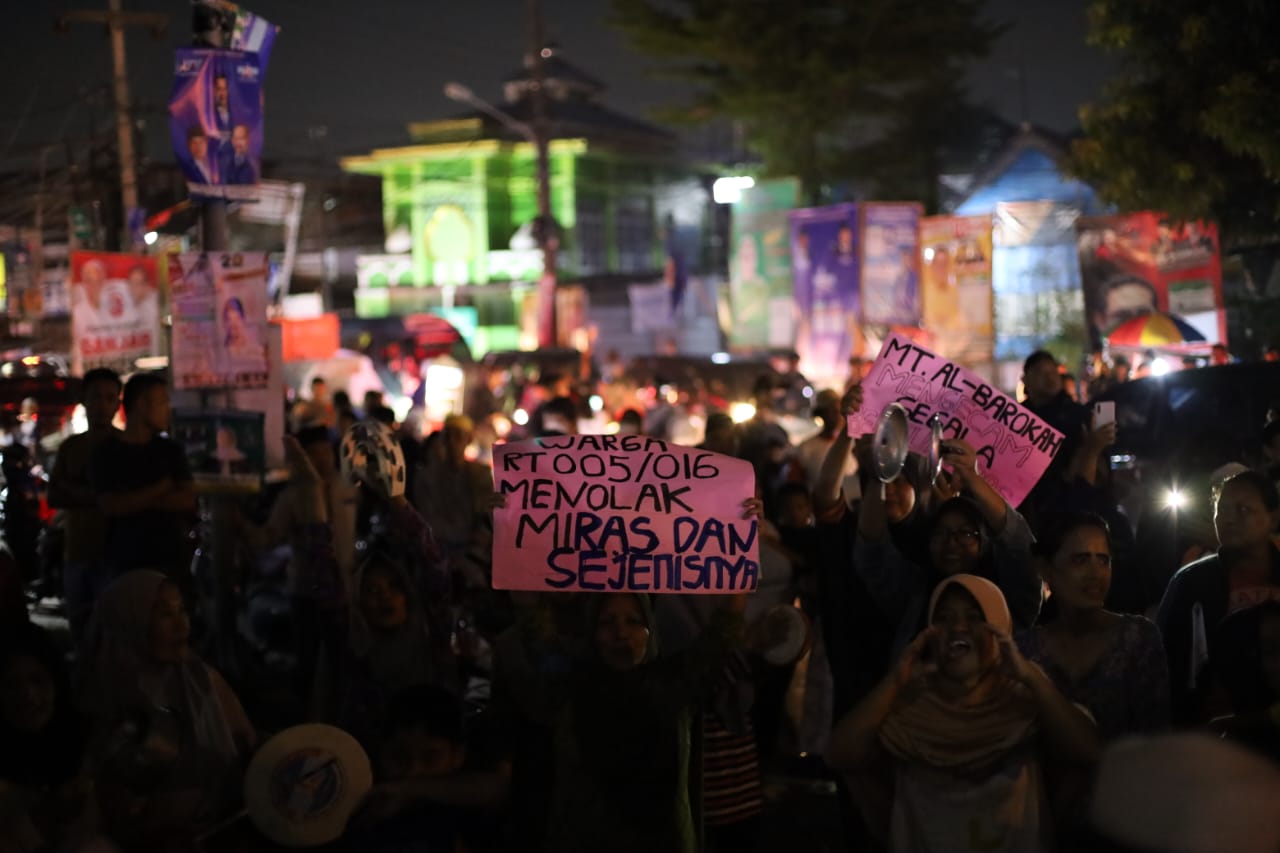 Waduh! Puluhan Emak-emak Aksi Desak Tutup Toko Miras di Tambun Bekasi Waduh! Puluhan Emak-emak Aksi Desak Tutup Toko Miras di Tambun Bekasi