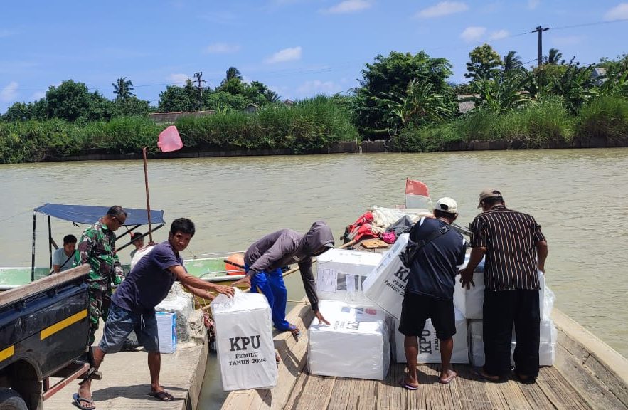 Mantap! Distribusi Kotak Suara Pemilu 2024 di Muaragembong Bekasi Pake Perahu Mantap! Distribusi Kotak Suara Pemilu 2024 di Muaragembong Bekasi Pake Perahu