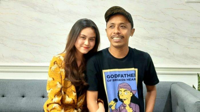 Dwinda Ratna Istri Furry Setya ‘Mas Pur’ Mengaku Sudah Cerai Dwinda Ratna Istri Furry Setya ‘Mas Pur’ Mengaku Sudah Cerai