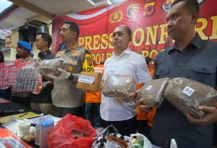 Mantap! Polisi Berhasil Bongkar Produksi Ganja Coklat di Bogor Mantap! Polisi Berhasil Bongkar Produksi Ganja Coklat di Bogor