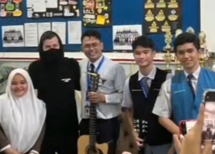 Usai Viral Nyanyikan Lagunya, Alan Walker Sambangi SMA Al Azhar Medan Usai Viral Nyanyikan Lagunya, Alan Walker Sambangi SMA Al Azhar Medan