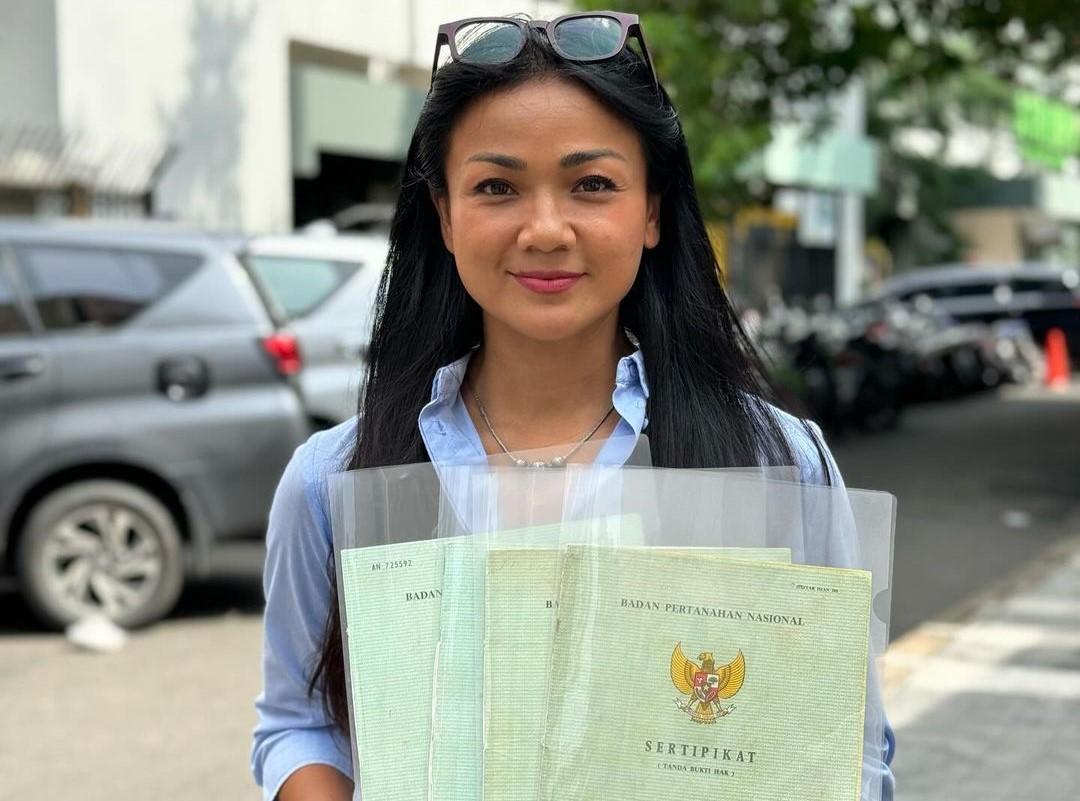 Mantap! Nirina Zubir Akhirnya Dapat Sertifikat Tanah Mantap! Nirina Zubir Akhirnya Dapat Sertifikat Tanah