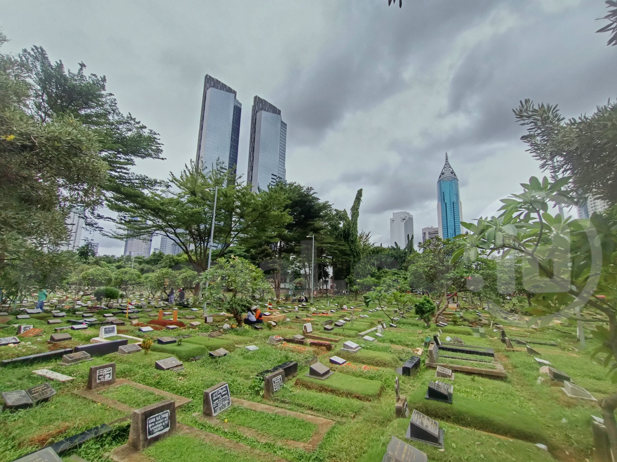 FOTO: Peziarah Datangi TPU Pasar Karet Jakarta FOTO: Peziarah Datangi TPU Pasar Karet Jakarta