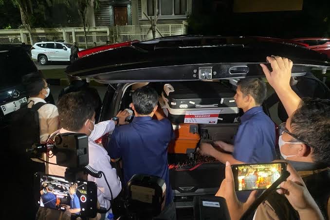 7 Jam Geledah Rumah Hanan Supangkat, KPK Bawa 4 Koper 7 Jam Geledah Rumah Hanan Supangkat, KPK Bawa 4 Koper