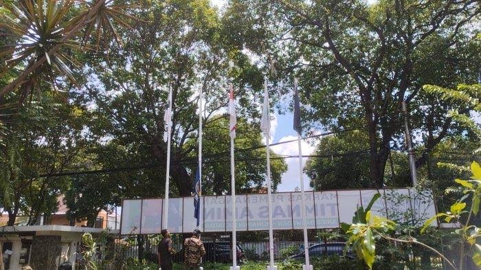 Tak Terima dengan Sikap Surya Paloh, Relawan Turunkan Bendera NasDem di Markas Timnas AMIN Tak Terima dengan Sikap Surya Paloh, Relawan Turunkan Bendera NasDem di Markas Timnas AMIN