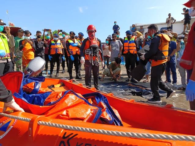 Kapal Karam, 3 Mayat Diduga Warga Rohingnya Mengapung di Laut Aceh Jaya Kapal Karam, 3 Mayat Diduga Warga Rohingnya Mengapung di Laut Aceh Jaya