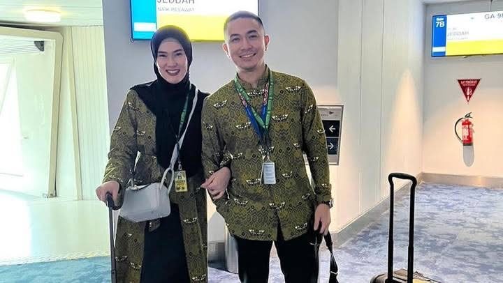 Anggi Pratama Ziarah ke Makam Stevie Agnecya Ajak Anak: Aku Kangen Mami Anggi Pratama Ziarah ke Makam Stevie Agnecya Ajak Anak: Aku Kangen Mami
