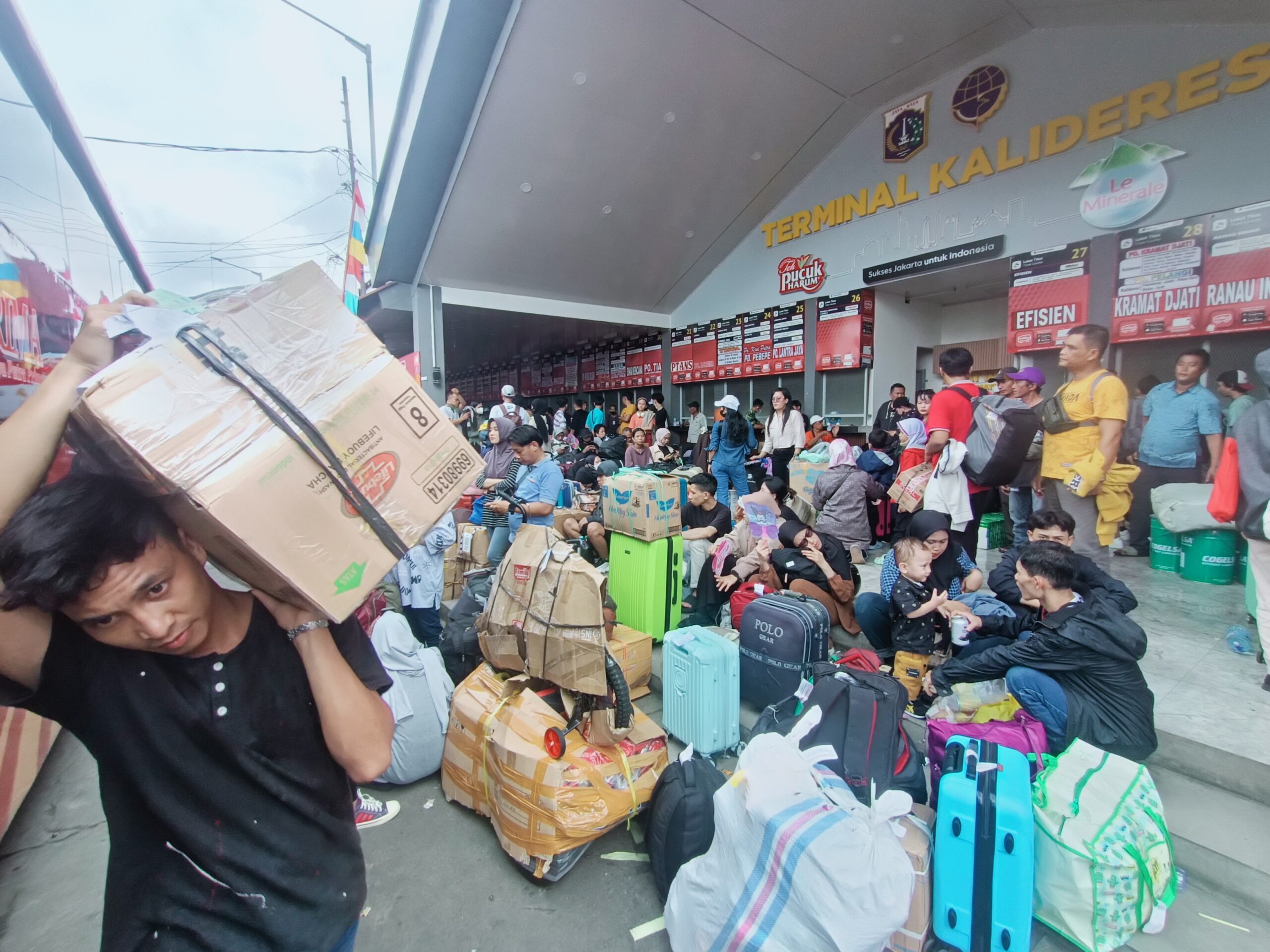 FOTO: Terminal Kalideres Diserbu Pemudik FOTO: Terminal Kalideres Diserbu Pemudik