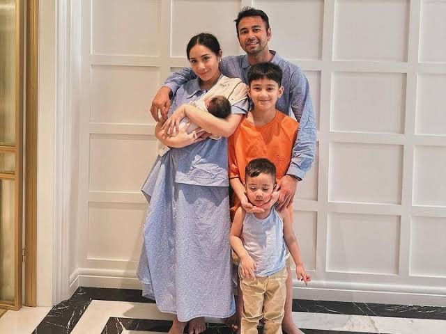 Heboh, Raffi Ahmad dan Nagita Slavina Diduga Adopsi Bayi Perempuan Heboh, Raffi Ahmad dan Nagita Slavina Diduga Adopsi Bayi Perempuan