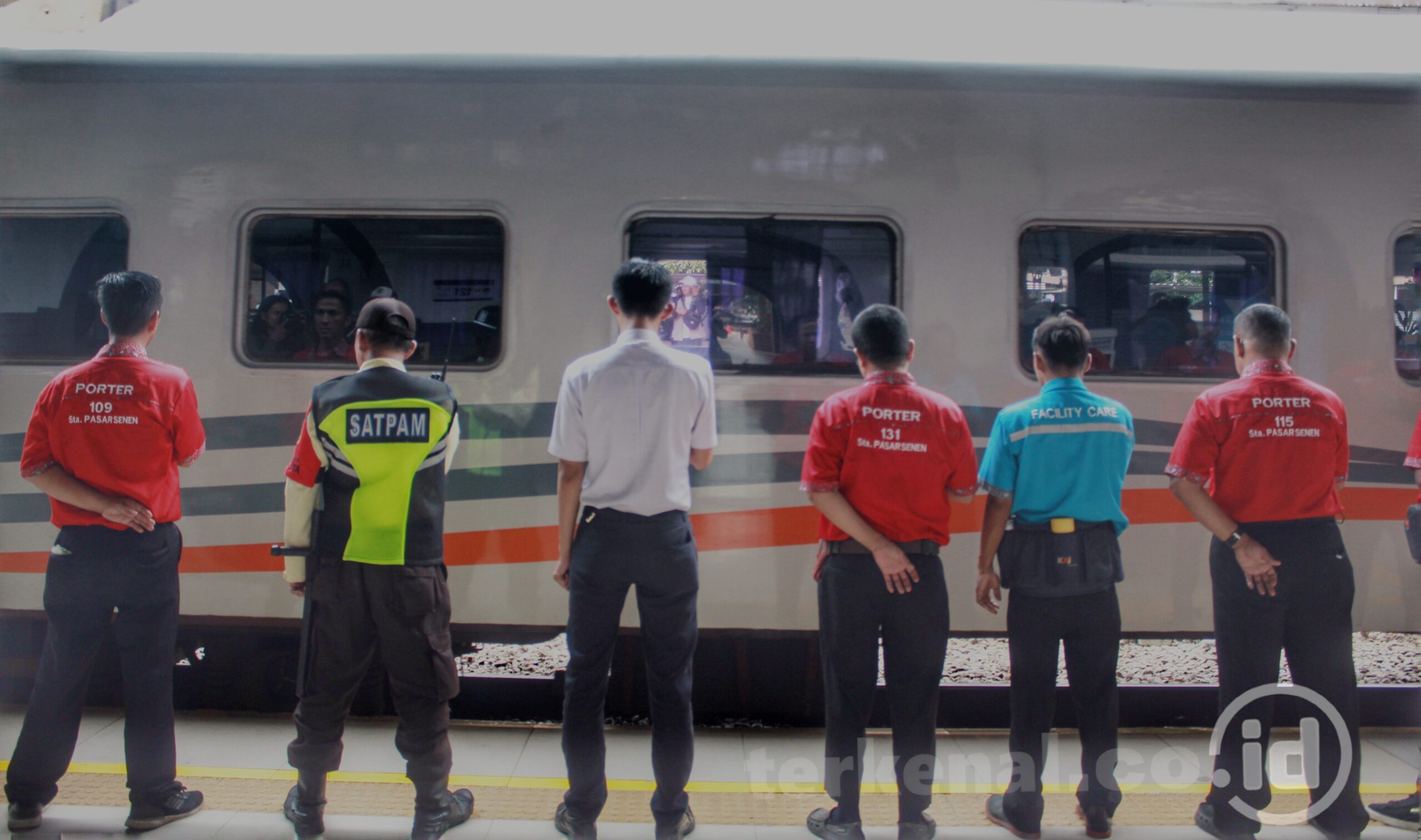Tegas! KAI Siap Sanksi untuk Pembuang Sampah di Kereta Tegas! KAI Siap Sanksi untuk Pembuang Sampah di Kereta
